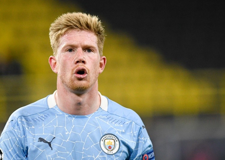 西甲发布冬季新款比赛用球：荧光黄配色，纹理致敬赛车运动（西甲推出冬季版比赛球：荧光黄主色，纹理灵感源自赛车）