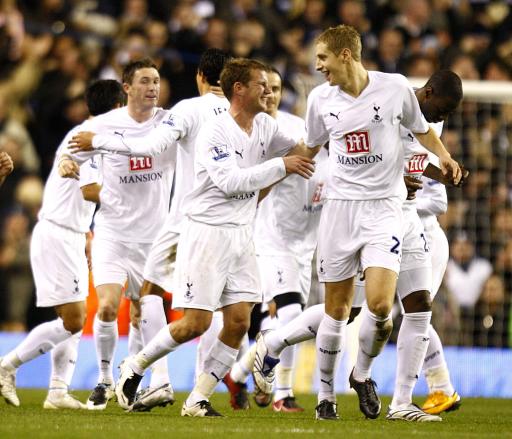 西足协前主席鲁比亚莱斯在发布会被扔鸡蛋，试图回击但被拦住（西班牙足协前主席鲁比亚莱斯发布会上遭扔鸡蛋，欲反击被阻止）