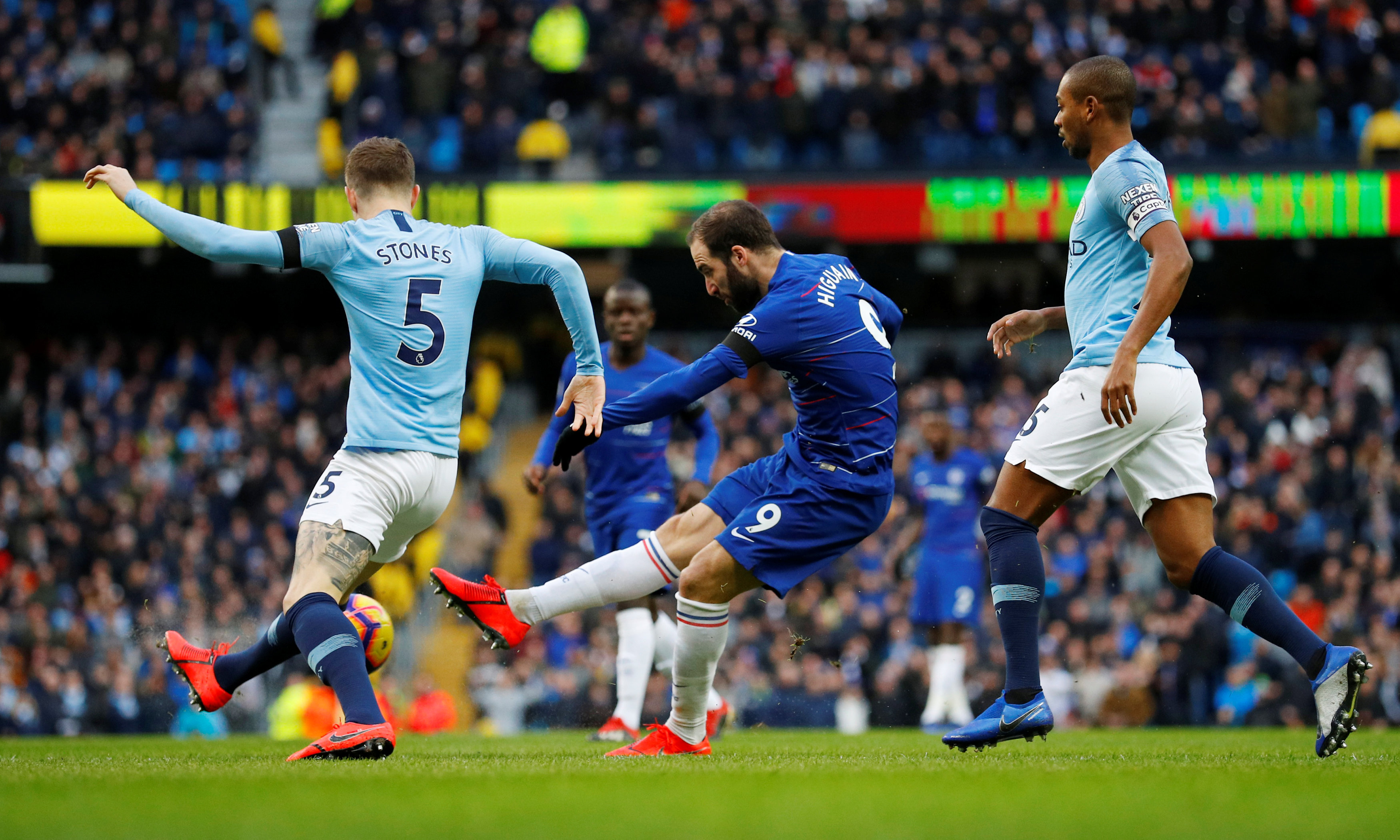 詹姆斯赛后向卡斯尔赠送签名球衣：年轻的国王，继续加油