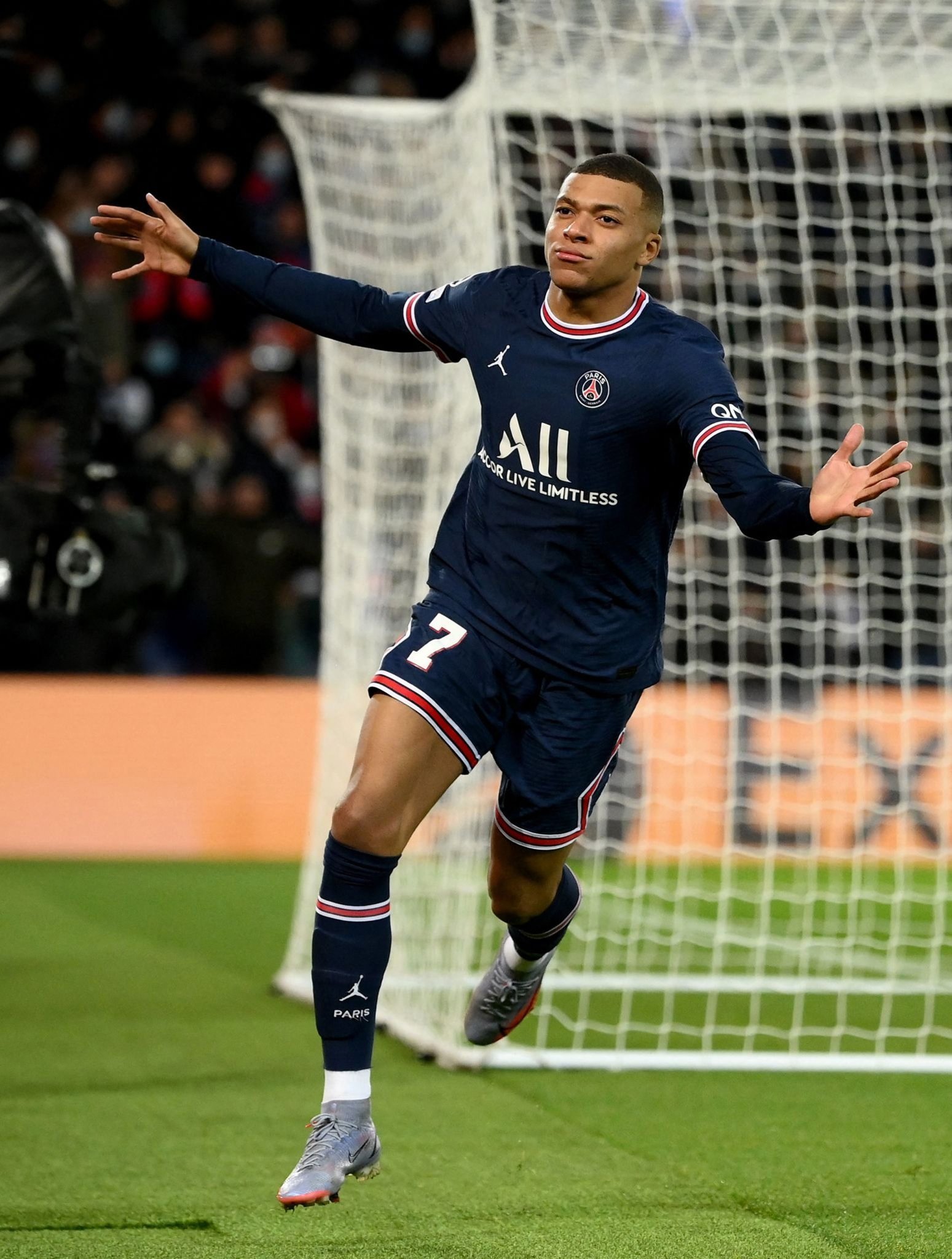 这是中后卫？范德芬长途奔袭神似孙兴慜的普斯卡什奖进球