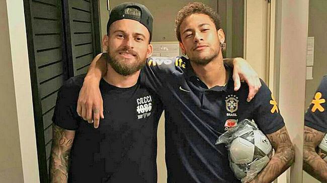 大哥你在干嘛？米兰德比补时阶段，巴斯托尼掏裆奇克