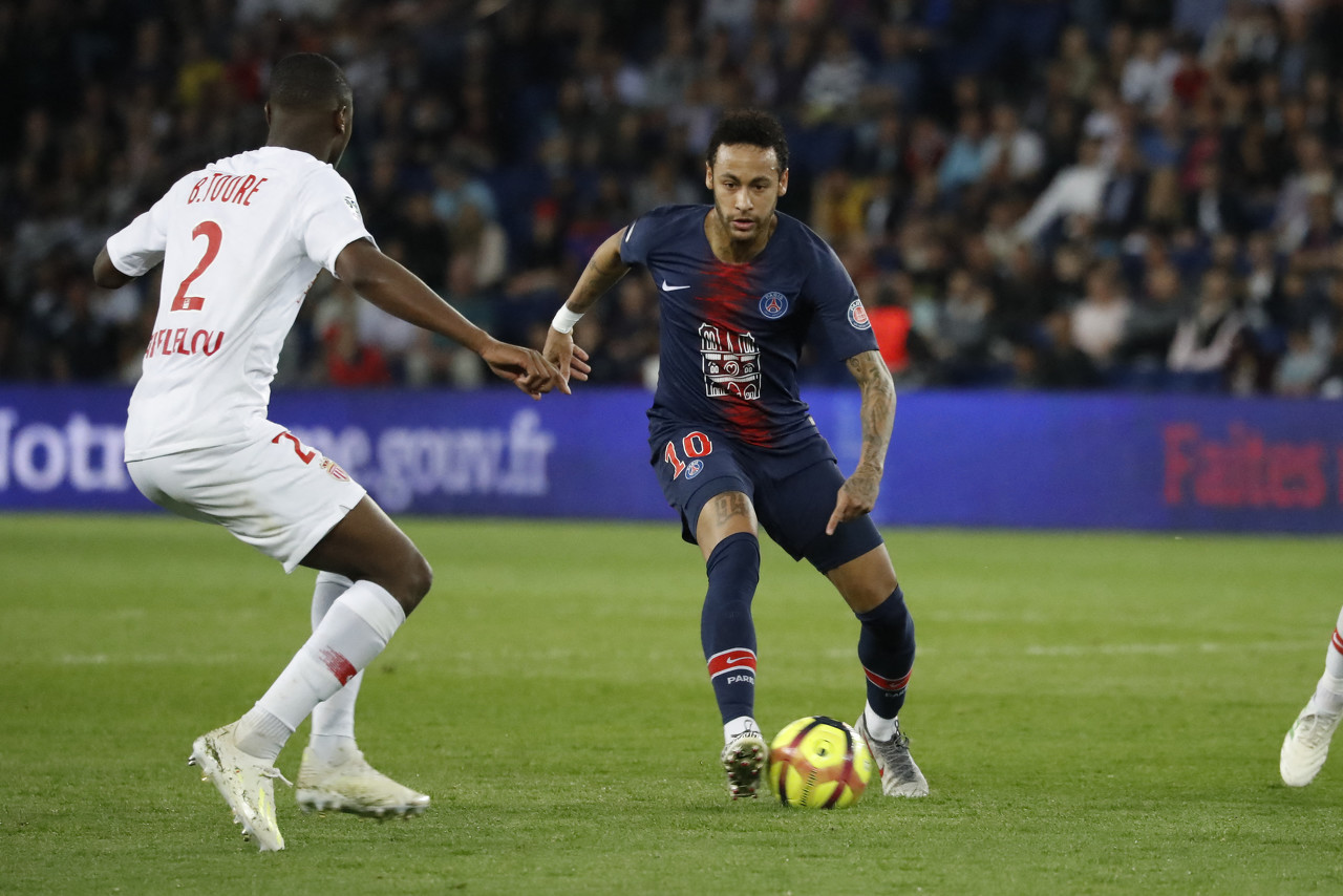 巴萨旧将：足球世界没人能达到梅西的高度，他让我们变得更好