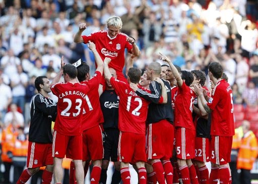 阿利亚迭雷父子分别身穿皇马与阿森纳球衣，晒出对弈图片