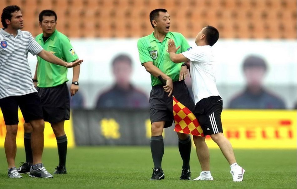 曼联冲击欧冠资格压力巨大（曼联争夺欧冠席位压力沉重）