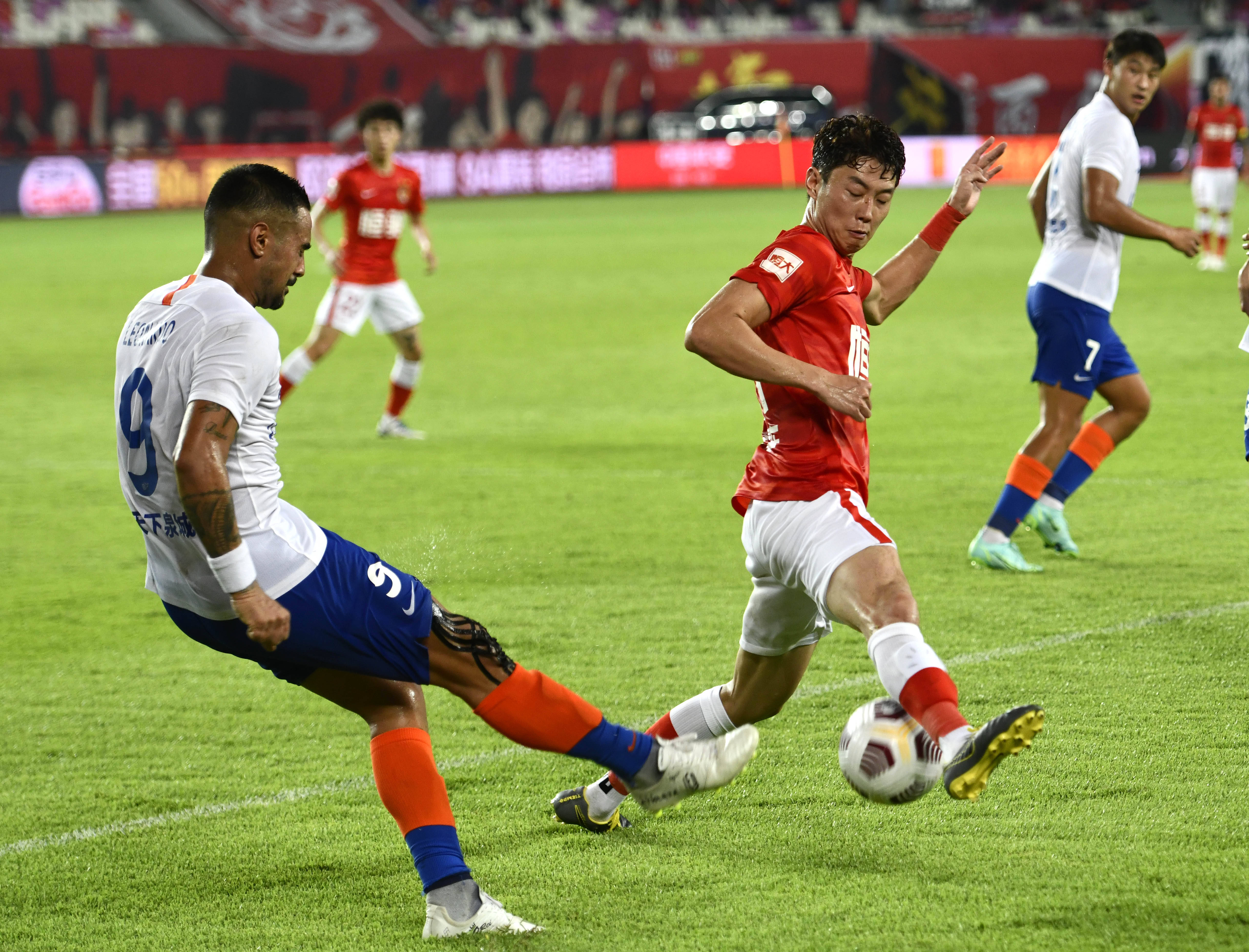 邮报：犯罪团伙盯上了英超球星及其家人，盗窃奢侈品换枪支（邮报：犯罪集团锁定英超球员及家属，窃取奢品换取枪械）